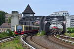 484 035  hat soeben die Spree überquert und erreicht als S41 Treptower Park.