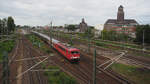 155 273 fährt mit einem Sonderzug von Saalfeld über Jüterbog, Michendorf, Ferch Lienewitz, Berlin nach Binz auf Rügen zu den Störtebeker Festspielen, hier aufgeommen von der Putlitzbrücke über der S-Bahn Station  Westhafen  in Berlin.
Im Hintergrund ist der Westhafen mit der BEHALA zu sehen.

Berlin, der 13.09.2025