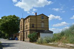 Bahnhofsgebäude von Niemegk. Seit 1962 ist hier der Personenverkehr eingestellt. Seit dem 31.12.1998 ist auch der Güterverkehr eingestellt.

Niemegk 20.07.2016