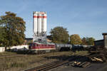 232 109 der Leipziger Eisenbahnverkehrsgesellschaft brachte einen Kesselzug in die Gradestraße zum Tanklager, über Berlin Neukölln und dem Bahnhof Teltowkanal auf dem Schienennetz der NME (Neuköllner-Mittenwalder Eisenbahn). 13.10.2025