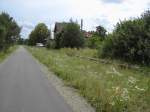 ehemaliger Bahnhof Briesnig. Mittelbahnsteig und Gleisanlagen sind abgebaut. Zustand 23.06.2007. Auf der alten Bahntrasse liegt der Verbindungsradweg Briesnig - Forst/Lausitz 