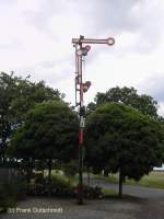 ehemaliges Signal aus dem Bahnhof Briesnig, Standort am ehemaligen Haltepunkt Mulknitz. Zustand 23.06.2007. 