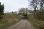 ex KBS 296 Angermnde-Bad Freienwalde, stillgelegt seit 1997, am 27.03.2008 Blick zur Brcke ber die Landstrasse in Oderberg