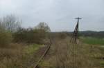 ex KBS 296 Angermnde-Bad Freienwalde, stillgelegt seit 1997, am 05.04.2008 bei km 28, Blickrichtung Angermnde, am rechten Bildrand erkennt man den alten Bahndamm der Kleinbahn Bad