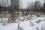 Das Anschlugleis zum Imprgnierwerk teilt sich kurz vor den Toren des Betriebes, hier eine der 3 Einfahrten an der man die vom Schnee befreiten Gleise gerade noch so erkennt.