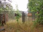An der Einfahrt II zur Chemischen Fabrik ist auch nur noch ein Tor im Wald brig, mit der Warntafel:  Achtung! Schwenkbereich des Tores nicht betreten, Tor ffnet automatisch 