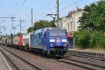 Langsam rollt 152 136-8 mit einem Containerzug durch Wefensleben. Vor dem Bahnübergang direkt hinter dem Bahnhof wurde vor einiger Zeit eine Langsamfahrstelle mit 20km/h errichtet. Grund dafür sind die engen Kurven vor und hinter dem Bahnübergang auf der Straße wo sich die Lkw schonmal in die Quere kommen.

Wefensleben 21.07.2018