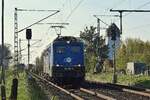 140 853-3 rumpelt mit einem Containerzug am ehemaligen Bahnhof Woltorf in Richtung Brauschweig.

Woltorf 21.04.2023