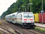 146 561 schiebt IC aus Richtung Braunschweig durch Hämelerwald, 22.07.2025