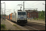 Metrans HHLA 386013 kam am 26.5.2016 um 14.48 Uhr mit einem Container Zug in Richtung Magdeburg fahrend durch den Bahnhof Eilsleben.