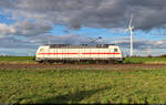 147 563-1 auf Solofahrt entlang der Windräder bei Ovelgünne Richtung Helmstedt.

🧰 DB Fernverkehr
🕓 11.10.2024 | 16:40 Uhr
