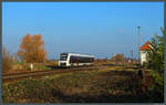 1648 901 rollt am 08.12.2020 an den Formsignalen der westlichen Ausfahrgruppe des Bahnhofs Blumenberg vorbei Richtung Oschersleben. Der einstige Nebenbahnknoten wird von drei mechanischen Stellwerken der Bauform Zimmermann&Buchloh bedient. Rechts ist das Stellwerk W 3 zu sehen, das auch eine Vollschranke bedient. Im Vordergrund ist - bedeckt von Brombeerranken - das Gleis der 1999 stillgelegten Strecke nach Schönebeck zu erkennen.