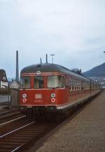 Im Gegensatz zu den Serienfahrzeugen wiesen die Prototypen der Baureihe 624 runde Fronten auf. Im April 1976 verlässt der der Vorserien-VT 624 503-9 den Bahnhof Oker in Richtung Bad Harzburg.