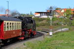 Für die 99 7247-2 war der Arbeitstag fast geschafft. Sie fuhr hier zwischen Wernigerode-Westerntor und Wernigerode durch eine Rechtskurve, bevor sie unter dem Altstadtkreisel hindurch, im Bahnhof von Wernigerode eintraf. Aufgenommen am 25.04.19.