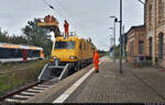 Oberleitungsarbeiten auf dem einzigen elektrifizierten Gleis im Bahnhof Halle-Trotha – mit dem Instandhaltungsfahrzeug für Oberleitungsanlagen 711 213 (Robel 57.44 | 99 80 9136 015-1 D-DB).