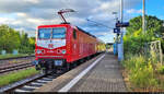 Die im Retro-Look erstrahlende  Melissa  alias 143 856-3 steht im Startbahnhof Halle-Trotha. Am Haken hat sie lediglich einen Steuerwagen.

🧰 S-Bahn Mitteldeutschland (DB Regio Südost)
🚝 S 37705 (S47) Halle-Trotha–Halle(Saale)Hbf
🕓 21.5.2022 | 6:40 Uhr