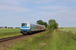 Power Rail 218 472-9 schiebt am 03.06.2022 ihren RE21-Ersatzzug im Dienste der Weser-Ems-Eisenbahn in Richtung Goslar und erreicht in Kürze Vienenburg.