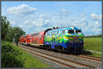 218 443-0 der DB Gebrauchtzug rollt am 06.06.2026 mit einer Doppelstockgarnitur der WFL als RE37 bei Biendorf Richtung Bernburg.