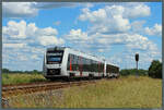 1648 421 der Start Mitteldeutschland passiert am 06.06.2026 mit einem weiteren Lint als RB50 nach Aschersleben das Vorsignal von Biendorf.