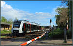 1648 450 verlässt am 01.05.2020 Bernburg Hbf Richtung Aschersleben und passiert dazu gleich den BÜ Köthensche Straße. 