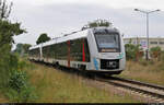 1648 942-8 und 1648 902-2 (Alstom Coradia LINT 41) verlassen mit leichter Verspätung die Bodestadt Staßfurt und wurden am Bahnübergang Thomas-Müntzer-Straße aufgenommen.