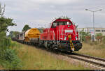 Ein gemischter Nahgüterzug nach Magdeburg-Rothensee mit 261 082-2 (Voith Gravita 10 BB) fährt an der Thomas-Müntzer-Straße in Staßfurt am Objektiv vorbei.