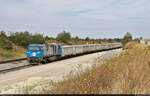 272 001-9 (Vossloh G 2000-3 BB) rangiert mit niederländischen Hochbordwagen mit der Bezeichnung  Eamnos  im Anschluss der Kalkverladung in Staßfurt.
Vom benachbarten Feld ist dieser Standort frei erreichbar.

🧰 ENON Gesellschaft mbH & Co. KG, vermietet an die Eisenbahngesellschaft Potsdam mbH (EGP)
🚩 Bahnstrecke Schönebeck–Güsten (KBS 335)
🕓 25.8.2021 | 14:24 Uhr