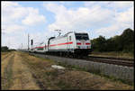 Ein IC 2 mit Zuglok 146556 ist hier am 25.8.2020 um 11.15 Uhr bei Braschwitz unterwegs in Richtung Magdeburg.