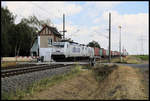 Metrans 386033 und Metrans 386008 passieren hier mit einem Containerzug auf der Fahrt nach Halle an der Saale am 25.8.2020 um 11.42 Uhr den alten Schrankenposten bei Braschwitz.