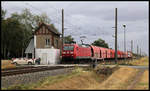 DB 145033-7 passiert hier am 26.8.2020 um 11.06 Uhr mit einem Ganzzug in Richtung Halle den Schrankenposten bei Braschwitz.
