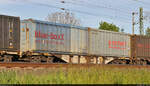[Reupload]

Kein reiner  Black-BoxX-Zug :
Blue-BoxX- (für nässeempfindliche Produkte) und Grey-BoxX-Container (mit Seitentüren für kurzfristige Be- und Entladung) der neska Schiffahrts-und Speditionskontor GmbH waren auf einem Containertragwagen der Gattung  Sgns <sup>107</sup>  (37 80 4557 104-9 D-AAEC) zu sehen. Der Zug ist mit 185 518-8 an der Leipziger Chaussee (B 6) in Halle (Saale) Richtung Leipzig unterwegs.

🧰 VTG AG
🚩 Bahnstrecke Magdeburg–Leipzig (KBS 340)
🕓 9.5.2021 | 19:02 Uhr