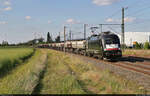 182 530-6 (Siemens ES64U2-030) ist mit  Fas - und  Uas -Wagen (augenscheinlich bestückt mit Sand bzw. Kies aus Sachsendorf) auf dem Weg Richtung Halle (Saale).

🧰 Mitsui Rail Capital Europe GmbH (MRCE), vermietet an DB Fahrwegdienste GmbH (DB Netz AG)
🕓 2.6.2022 | 18:09 Uhr