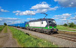 Ein Holzhackschnitzel-Zug kommt selten allein: Eine Dreiviertelstunde, nachdem 187 303-3 mit Hackschnitzeln durch Braschwitz fuhr, bringt 193 752-3 (Siemens Vectron) die zweite Fuhre Richtung Halle (Saale). Das Ladegut befindet sich in blauen TRANSWAGGON Containern, die der Mercer Holz GmbH gehören.

🧰 ELL Austria GmbH (European Locomotive Leasing), vermietet an die Salzburger Eisenbahn Transportlogistik GmbH (SETG)
🕓 5.5.2024 | 18:24 Uhr