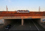 140 833-5 (140 050-3) auf der Brücke über die Europachaussee im Osten von Halle (Saale). Sie zieht Container Richtung Leipzig.

🧰 Eisenbahn-Bau- und Betriebsgesellschaft Pressnitztalbahn mbH (PRESS)
🕓 4.2.2025 | 16:50 Uhr