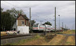 Ein IC 2 mit Zuglok 146560-8 passiert hier auf dem Weg nach Halle an der Saale den Schrankenposten bei Braschwitz.