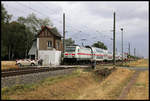 DB 146574-1 passiert hier am 26.08.2020 um 11.49 Uhr auf der Fahrt nach Halle mit einem IC 2 den Schrankenposten bei Braschwitz.