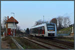 1648 417 passiert als RB 48 Magdeburg - Bernburg das 1915 errichtete Stellwerk der Abzweigstelle Bernburg-Waldau.