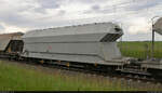 Blick auf einen in Italien registrierten Getreide-Silowagen mit der Bezeichnung  Uagpps  (33 83 9938 464-3 I-ATRR), der in einem Getreidezug mit 193 263-1 (Siemens Vectron) in Braschwitz auf die