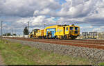 Universal-Stopfmaschine Plasser & Theurer Unimat 09-475/4S  Karoline  (99 80 9121 007-5 D-MONTI) fährt mit Schotterplanier- und Profilierungsmaschine Plasser & Theurer SSP 110 SW (99 80 9425