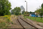 Das Gleis der Bahnstrecke Köthen–Aken führt bis in den Elbhafen der Stadt Aken.