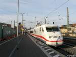 ICE 1 (Tz 120  Lneburg , hier mit ICE-2-Triebkopf an Zugspitze) berholt Gterzug im Bf Alfeld am 17.01.2012