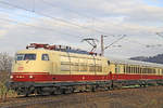 BR103 184-8 am 25.11.2011 um15:05 auf Sonderfahrt nördlich von Salzderhelden am BÜ7501 in Richtung Göttingen