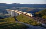 Ein ICE überquert im Abendlicht die Fuldatalbrücke bei Altmorschen am 28.7.1991.