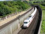 ICE 1 verlsst Kreuzungsbauwerk Kahnwiese (Teil des Lohbergtunnels) der KBS 351 im Bf Fuldatal-Ihringshausen (Landkreis Kassel) am 01.08.2009