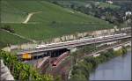 Doppelter Nachschuss und ein Güterzug -     Fern-, Regional- und Güterverkehr nahe dem Würzburger Hauptbahnhof.