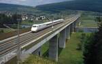 Am 29.5.1988 führte der Intercity-Experimental Publikumsfahrten zwischen Würzburg und Fulda durch, hier auf der Mainbrücke in Gemünden. An einem Brückenpfeiler prangt der Spruch  Schnellfahrer sind Langsamdenker .