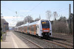 Der Rhein Ruhr Express ist hier mit dem Triebwagen 462068 als RE 6 am 19.3.2021 um 11.15 Uhr in Hiddenhausen Schweicheln unterwegs nach Minden.