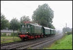 Bei starkem Regenwetter war am 3.9.2006 die historische E 44044 mit passendem Personenzug hier bei Westerkappeln Velpe in Richtung Osnabrück unterwegs.