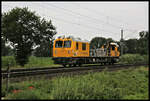 Gleisarbeitsfahrzeug 746005 der Netzinstandhaltung, gebaut von Plasser & Theurer, ist hier am 21.7.2021 um 8.30 Uhr von Osnabrück kommend bei Westerhausen in Richtung Bünde unterwegs.