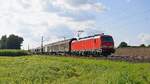 DB Cargo 193 325 mit Schiebewandwagenzug in Richtung Löhne (bei Melle, 31.08.2021).